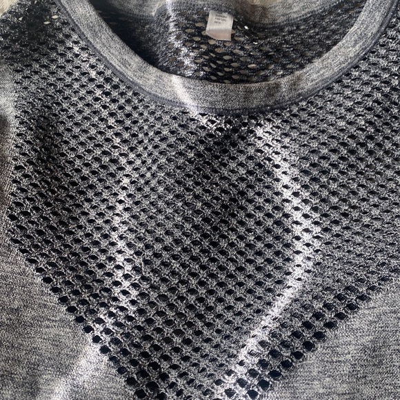 Super cute long sleeve workout top, slightly cropped, perfect condition - Picture 3 of 4